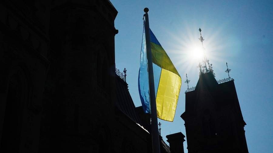 В финском городе дважды за неделю сорвали украинский флаг у здания мэрии