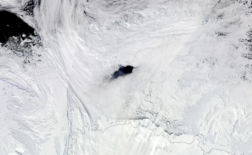 Ученые раскрыли тайну образования гигантской дыры во льдах Антарктиды