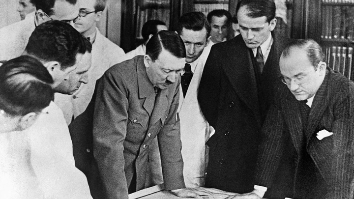 ФСБ: Гитлер планировал вместе с США и Британией воевать против СССР