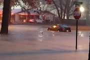 Шторм вызвал наводнения на юге США: водители бросали машины на затопленных дорогах