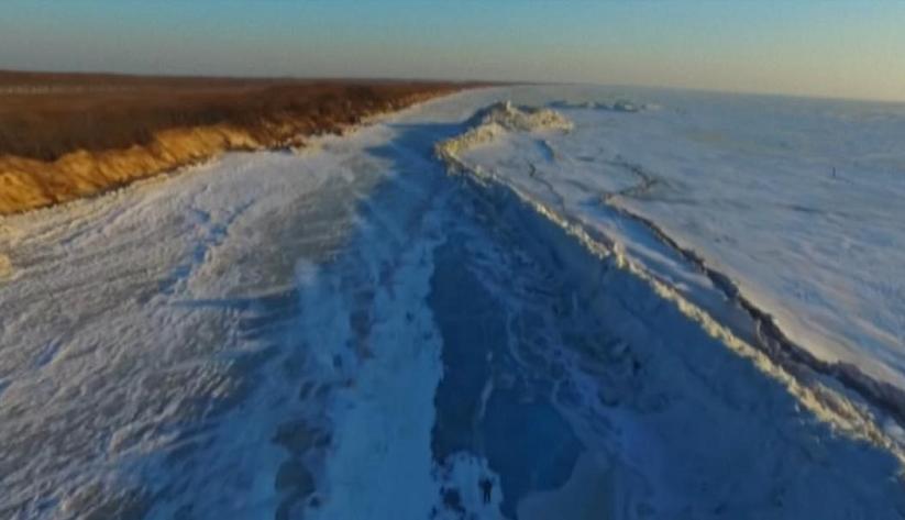 На озере Ханка появилась ледяная стена высотой 20 метров
