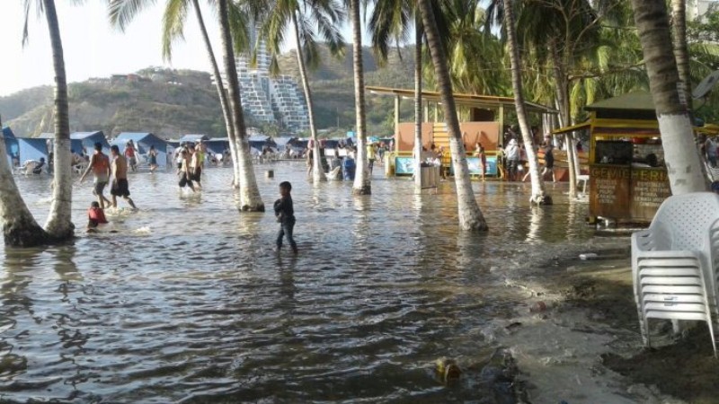 Странное цунами внезапно атаковало побережье Колумбии.