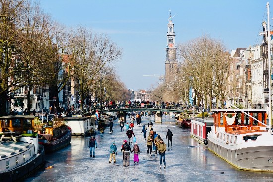 В Амстердам пришла весна – каналы замерзли, жители встали на коньки