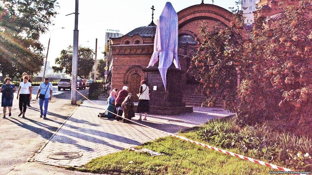 В Новосибирске мужчина с топором напал на памятник Николаю II