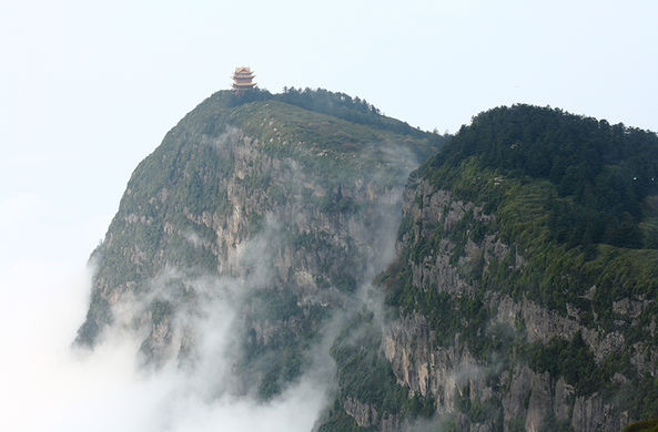 В Китае нашли очень неудобный способ забраться на святую гору