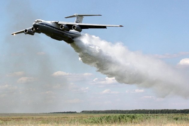 Ил-76 промахнулся и вылил тонны воды на людей