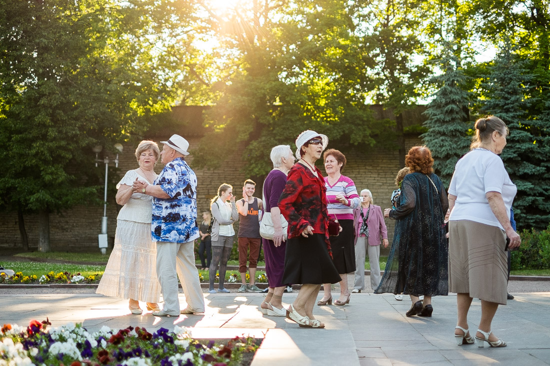 Стиляги за 70. Пожилые москвичи встречаются на танцполе парка