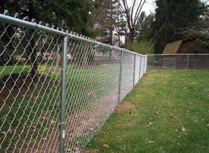 Из чего можно дешево сделать забор на даче
