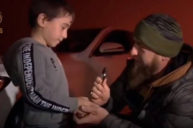 Упал – отжался – «Мерседес». Кадыров подарил машину пятилетнему мальчику