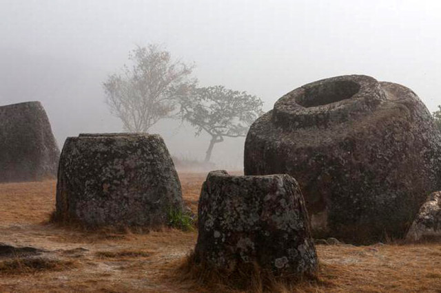 В Лаосе нашли более сотни загадочных гигантских каменных кувшинов