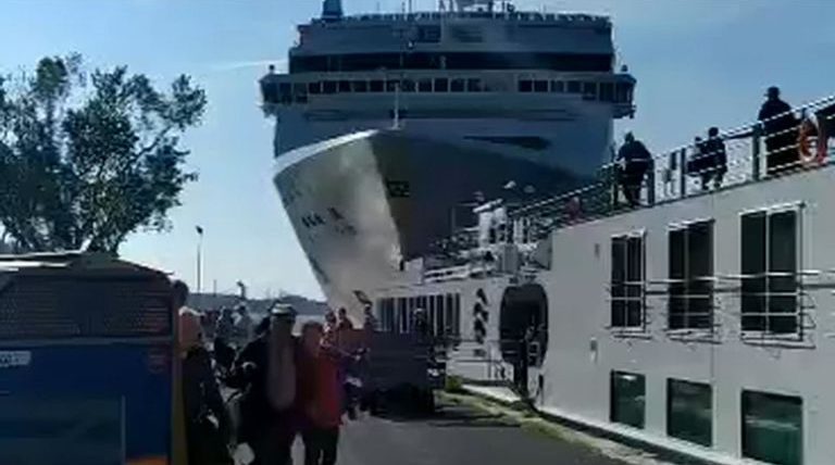 В Венеции круизный лайнер Opera протаранил причал и другое судно (ВИДЕО)