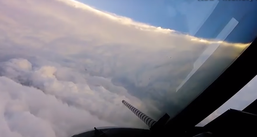 «Глаз монстра»: самолет снял видео из самого центра урагана «Ирма»