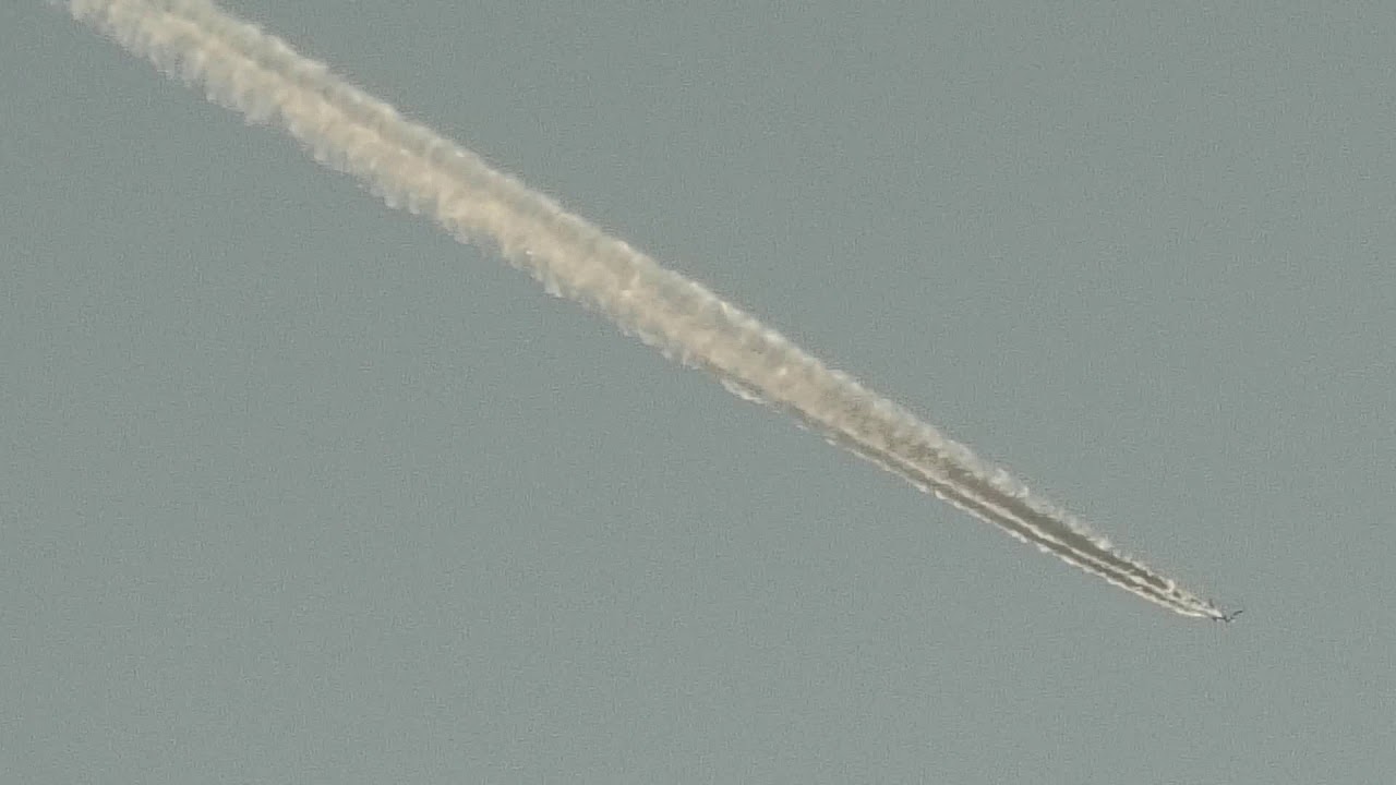 В Колорадо возле самолета, создающего химтрейлы, появился НЛО